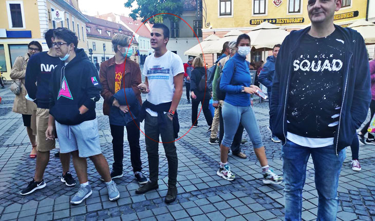 Tineri din Sibiu care se amuzau că este un WC în spatele statuii lui Gheorghe Lazăr