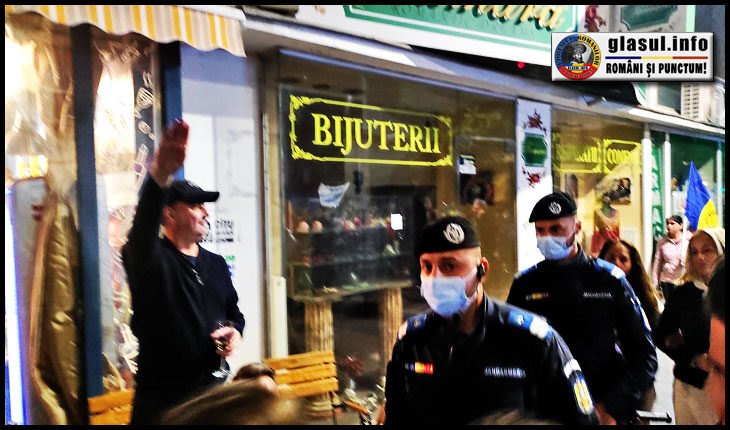 În loc să se alăture protestului de pe 2 Octombrie, bucureștenii de la terase făceau astfel de saluturi ostentative către protestatari, sub privirile îngăduitoare ale jandarmilor