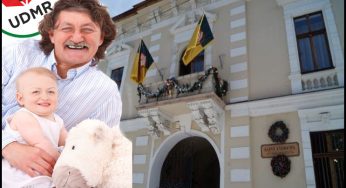 Înduioșător! Neavând cu cine s-o lase acasă, tăticul primar din Carei a venit cu fetița lui la primărie!