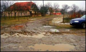 Românii din Ianculești plătesc cele mai mari impozite dar nu au transport public, utilități, canalizare