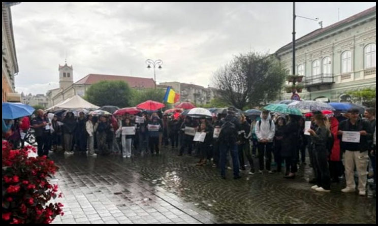 În România românii cer în stradă dreptul la învățământ în Colegiul Național „Mihai Viteazul” din Sfântu-Gheorghe