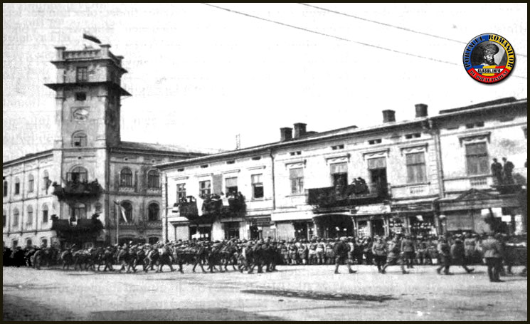 Intrarea trupelor Diviziei 8 Infanterie în Colomeea; pe turnul primăriei se află steagul polonez şi stema republicii; la balcoane sunt câteva steaguri româneşti